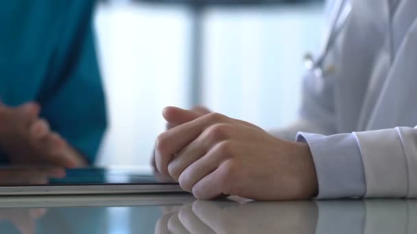 Professionella läkare rullning tablett bilder, förklarar sjukdom orsaka till praktikant — Stockvideo