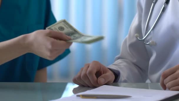 Uczciwy lekarz odmawiając wziąć pieniądze łapówki, cień działalności medycznej, nielegalny deal — Wideo stockowe