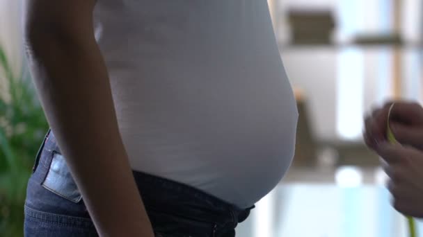 Médico que mide la cinta amarilla del vientre de la mujer embarazada, cuidado de maternidad, chequeo — Vídeos de Stock