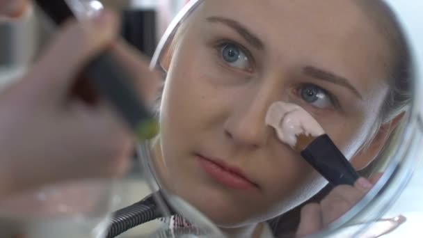 女性应用面海藻酸面膜在镜子前, 青少年化妆品制品 — 图库视频影像