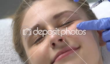 Güzellik uzmanı kadın göz kırışıklık, ağrısız cilt gençleştirme dolgu enjekte