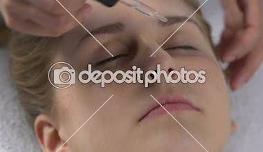 Güzellik Salonu çalışan uygulama nemlendirici yağ ve masaj yüz, spa hizmeti