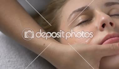Hafifçe masaj yüz, kadın rahatlatıcı lüks spa, Vücut Bakımı güzellik uzmanı