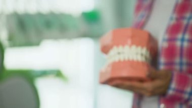 Gösterilen çene modeli, yüz cerrahisi, diş bakımı, ağız hijyeni, closeup kadın