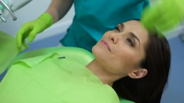 Rutin diş check-up, sağlıklı dişler, mutlu hasta güzel kadın