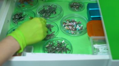 Diş hekimi sondalama ipucu, hijyen modern ekipman, profesyonel yardım kanal seçme