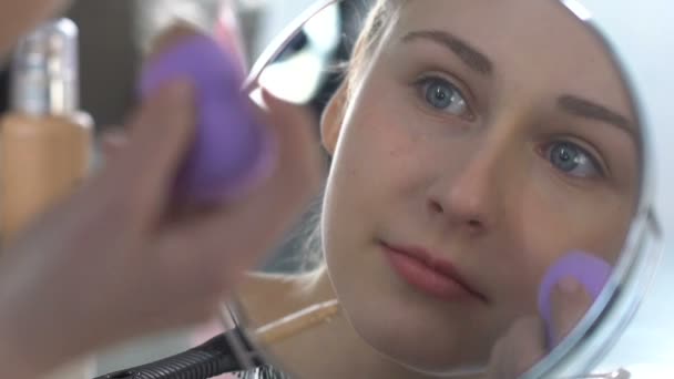 Menina adolescente aplicando fundação com esponja, rotina de maquiagem, hobby de visagem — Vídeo de Stock