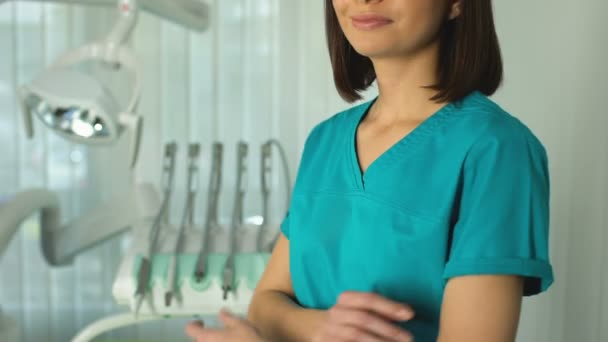 Dentiste professionnel posant pour caméra, soins médicaux qualifiés dans une clinique moderne — Video