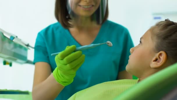 小さな少女の歯、近代的な診療所で定期歯科検診を調べて歯医者 — ストック動画