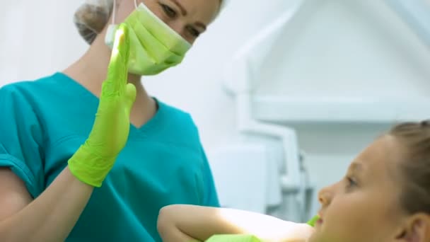 Dentista pediátrico amigável high-fives com criança feliz, cliente satisfeito — Vídeo de Stock