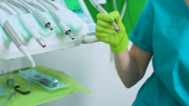 Estomatólogo con taladro dental, tratamiento de dientes de paciente, equipo moderno — Vídeos de Stock