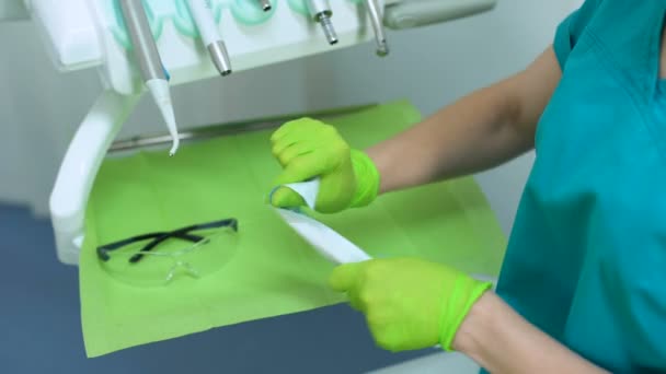 Asszisztens kicsomagolás steril fogászati eszközök, a higiénia, a bizalom a szakmai szolgáltatások — Stock videók