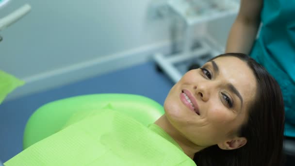 Patient zeigt Daumen hoch beim Zahnarzt, professionelle Leistungen, gesunde Zähne — Stockvideo