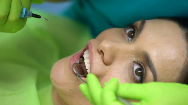 Dentista que usa gel azul en los dientes, pasta de modelado, odontología cosmética, primer plano — Vídeos de Stock