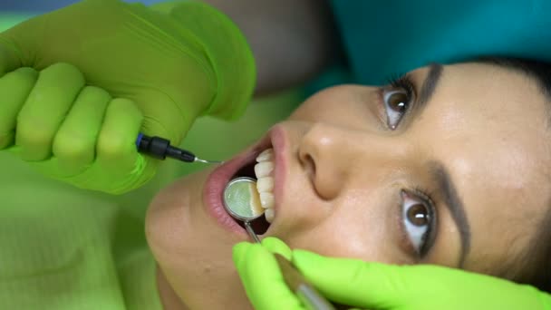 Colocación de selladores en incisivo central, odontología cosmética para dientes astillados — Vídeo de stock