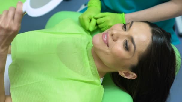 Счастливая дама после размещения герметика, довольный пациент после стоматологического лечения — стоковое видео