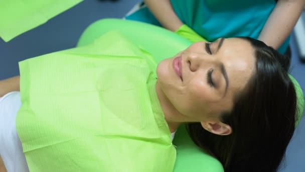 Pacient spokojen s zubní ošetření, odbornou pomoc, kosmetické stomatologie