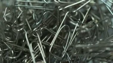 Metal ataç yığılmış aşırı closeup, büro malzemeleri, örgütlenmemiş grup.