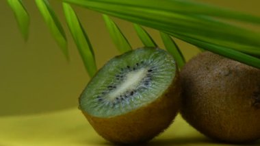 Kivi tropikal yaprak, egzotik sulu meyve, sağlık, vitamin altında yarısı snack