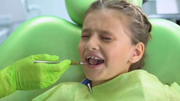 Liten flicka rädd för dental checkup med mun spegel, barnsliga rädsla, stress — Stockvideo