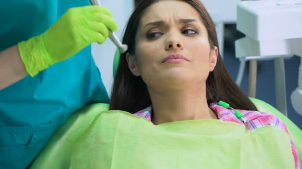 Paciente femenina asustada de taladro dental, procedimiento doloroso, dientes sensibles — Vídeo de stock