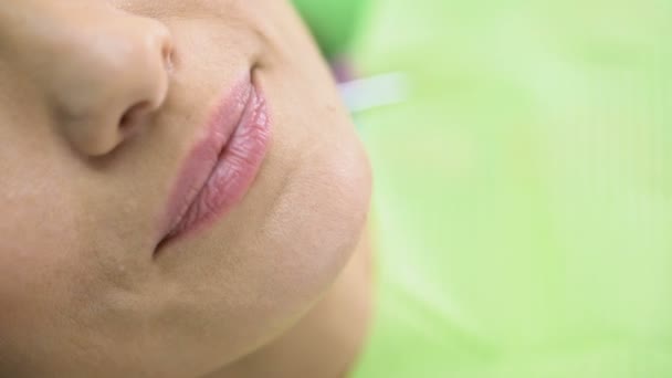 Закрытие исследования передних зубов с зеркалом во рту, профилактическая стоматология — стоковое видео