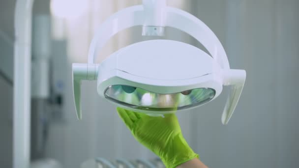 Женщина-хирург регулирует освещение перед операцией, пластическую хирургию, косметологию — стоковое видео