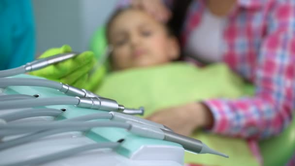 Küçük çocuk diş matkap tedavi, anne yatıştırıcı çocuk, arka plan korkuyor — Stok video