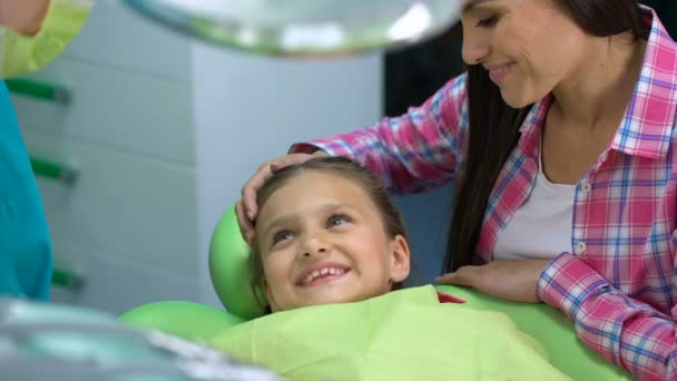 Dentista pediátrico profissional criança calmante antes do procedimento, dando alta cinco — Vídeo de Stock