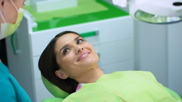 El médico le da choca los cinco a un cliente feliz después de algunas recomendaciones dentales — Vídeo de stock