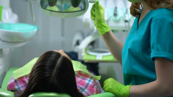 Servicios dentales profesionales, médico calificado atento que examina los dientes del paciente — Vídeos de Stock