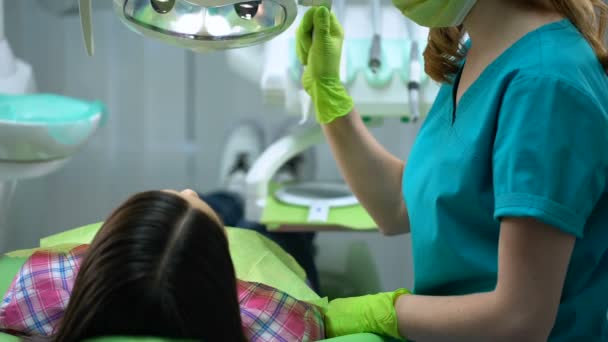 Dentista dando recomendaciones para el cuidado de los dientes, mostrando el pulgar hacia arriba en la aprobación — Vídeo de stock