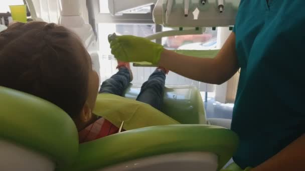 Criança em exame odontológico de rotina na clínica moderna, dentista profissional — Vídeo de Stock