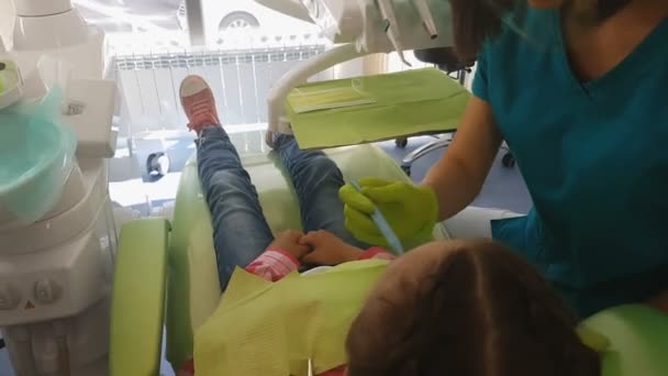 Pediatric tandläkare undersöker barn tänder, professionell vård välvilja, medicin — Stockvideo