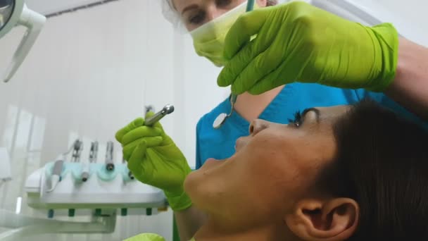 Tratamiento de los dientes bicúspide inferiores, médico amigable que proporciona servicios dentales — Vídeo de stock