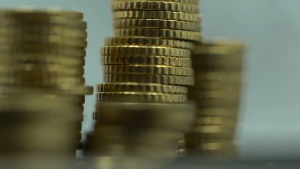 Stapels munten draaien rond, Valutawissel, financiële investeringen, rijkdom — Stockvideo