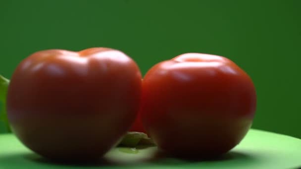 Свежие помидоры и листья салата, здоровое питание, ингредиенты салата, макрос — стоковое видео
