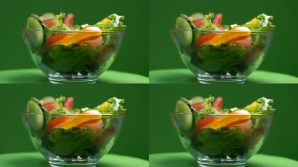 Овощной салат в стеклянной миске вращающийся, вегетарианская еда, вкусная закуска, диета — стоковое видео