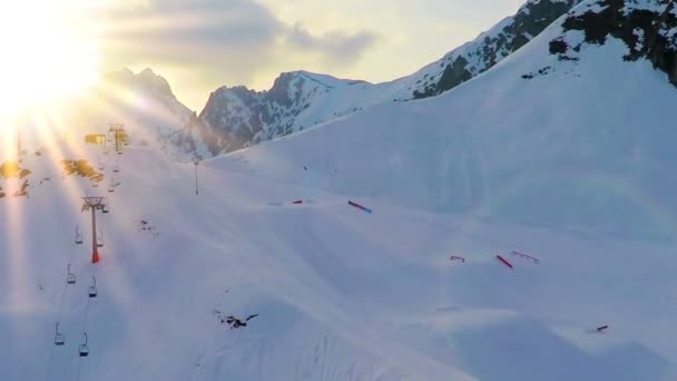 Kötél módon az Alpok, téli időben ski turisztikai hely, utazás panoráma — Stock videók