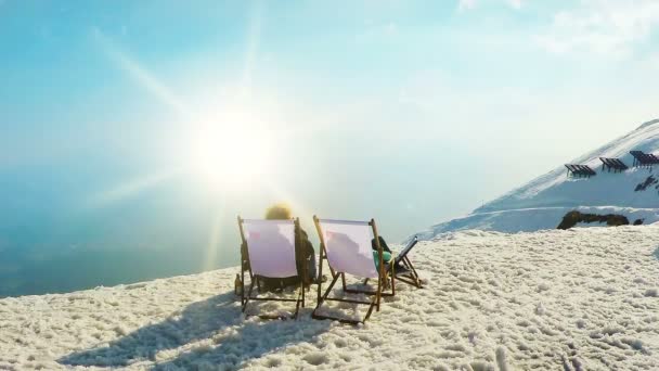 Turister njuter fascinerande panorama av snöiga Alperna, berg i Österrike — Stockvideo