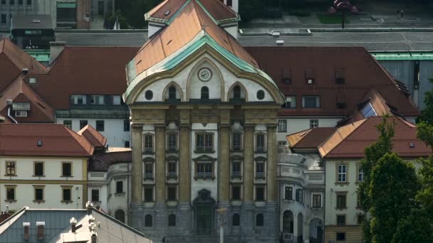 Farní kostel Nejsvětější Trojice v Lublani, náboženství a cestovní ruch, arial zobrazení — Stock video
