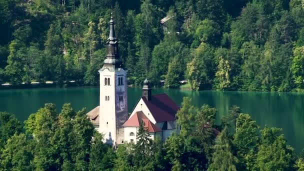 Успение церкви Марии расположен на озере Блед, Словения путешествия, вид с воздуха — стоковое видео