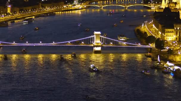 Ночной вид на освещаемый Цепной мост в Будапеште, туристическая достопримечательность — стоковое видео