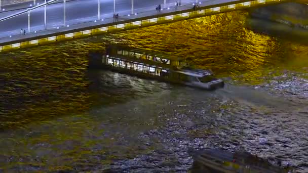 Toeristische boten varen over de Donau onder Szechenyi Chain Bridge in Boedapest — Stockvideo