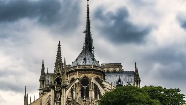 Aguja y lado este de la catedral de Notre-Dame de estilo gótico en la arquitectura, viajes — Vídeos de Stock