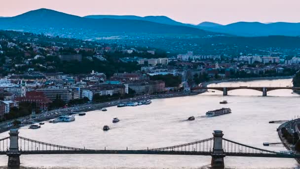 Famous osvětlené Széchenyi Řetězový most, turistickou atrakci, Časosběr — Stock video