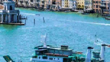 Turist tekneleri, vaporetto ve gondol Venedik, büyük kanal üzerinde yelken yolculuk