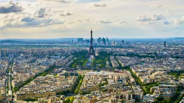 Paris cityscape, şaşırtıcı görünümünü ünlü Eyfel Kulesi ve binalar, şehir gezisi — Stok video
