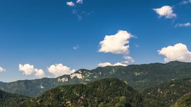 Panoramisch uitzicht over geweldige groene bergen en pluizige wolken in de zomer, timelapse — Stockvideo