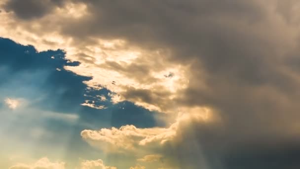 Timelapse van zonnestralen opkomend door pluizige wolken, vertrouwen en hoop, hemel — Stockvideo